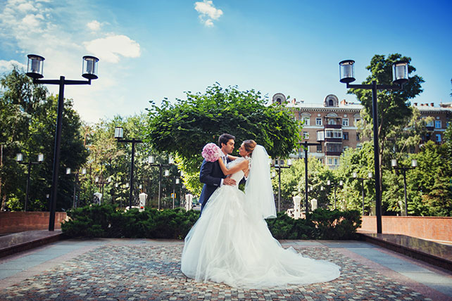 Телевизионная свадьба, жених и невеста на городских улицах