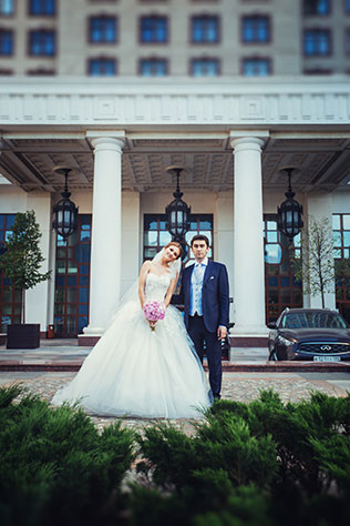 Телевизионная свадьба, жених и невеста на городских улицах