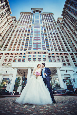 Телевизионная свадьба, жених и невеста на городских улицах