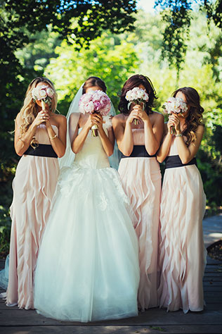 Телевизионная свадьба, невеста с подружками