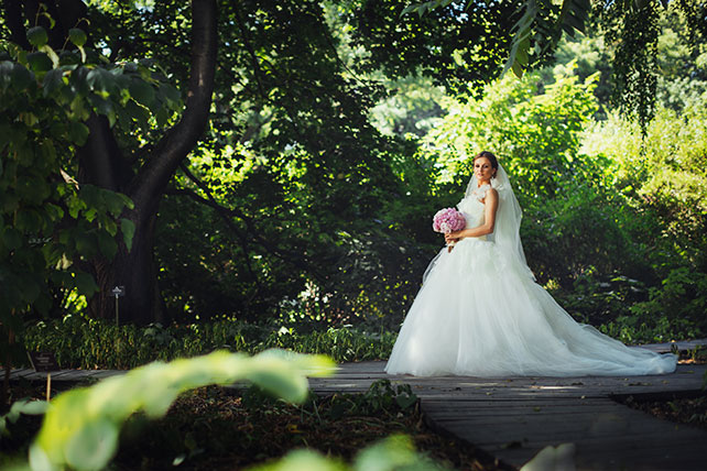 Телевизионная свадьба, невеста в парке