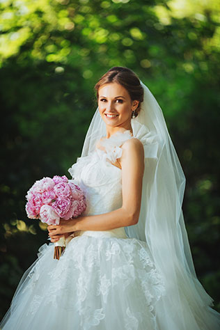 Телевизионная свадьба, невеста в парке