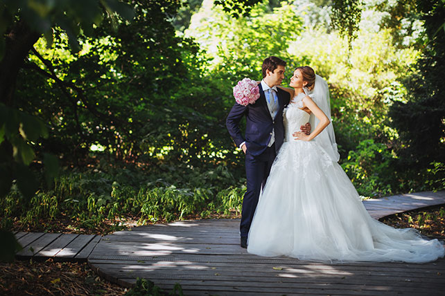 Телевизионная свадьба, невеста и жених в парке