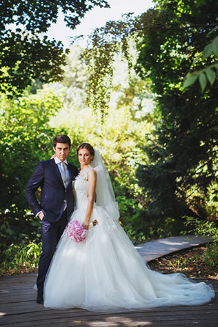 Телевизионная свадьба, невеста и жених в парке