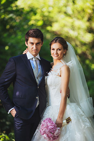 Телевизионная свадьба, невеста и жених в парке