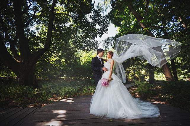 Телевизионная свадьба, невеста и жених в парке