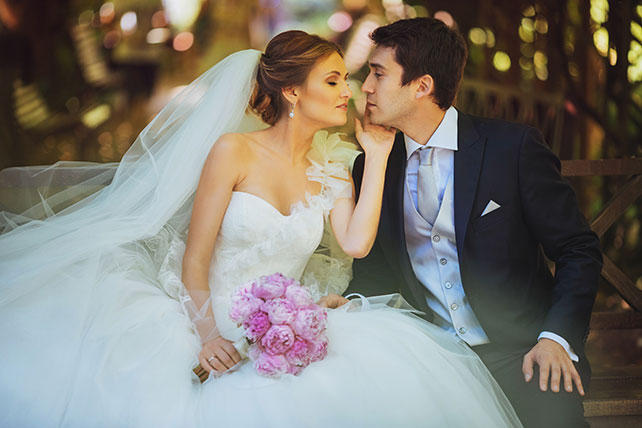 Телевизионная свадьба, невеста и жених в парке