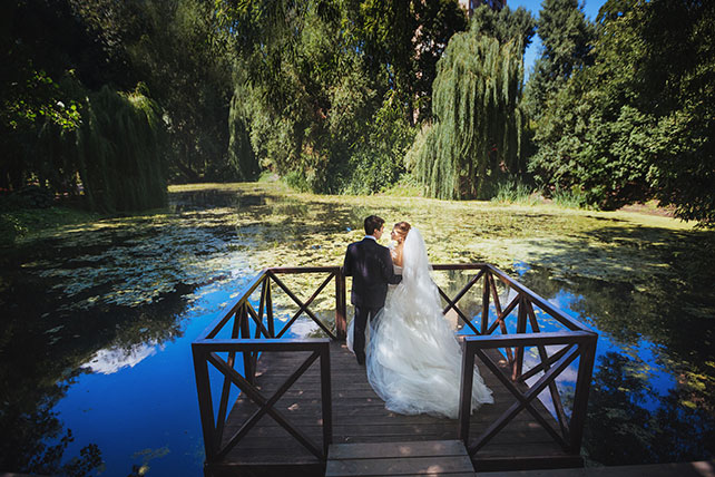 Телевизионная свадьба, невеста и жених на причале