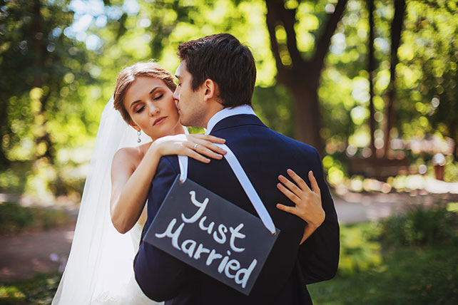 Телевизионная свадьба, невеста и жених с надписью