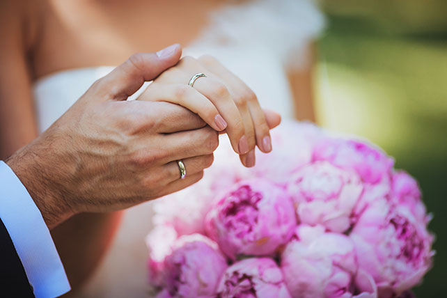 Телевизионная свадьба, кольца на руках молодоженов