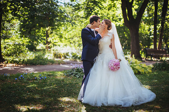 Телевизионная свадьба, невеста и жених в парке