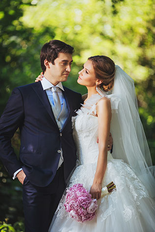 Телевизионная свадьба, невеста и жених в парке