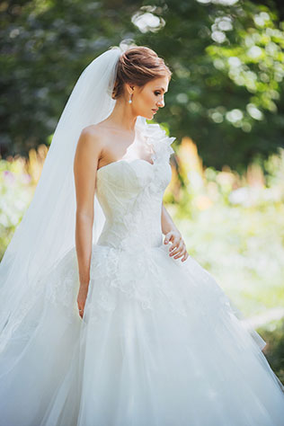 Телевизионная свадьба, невеста в парке