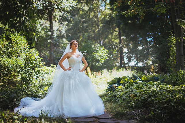 Телевизионная свадьба, невеста в парке