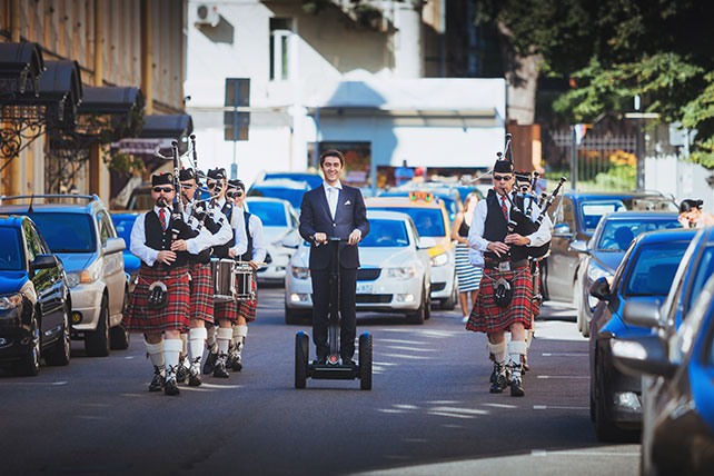 Телевизионная свадьба, жених с оркестром