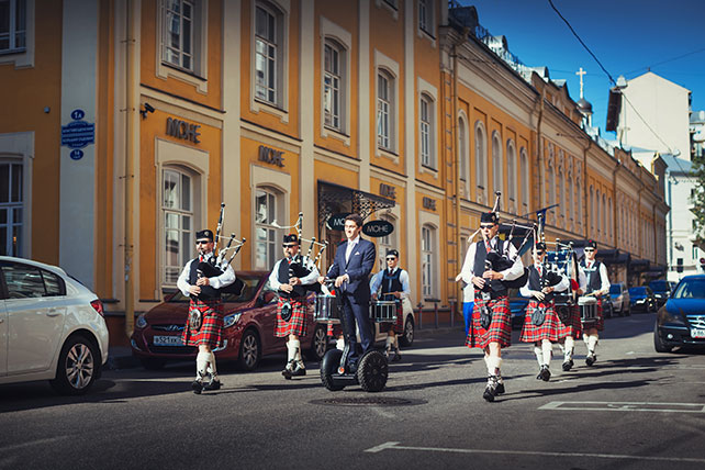 Телевизионная свадьба, жених с оркестром