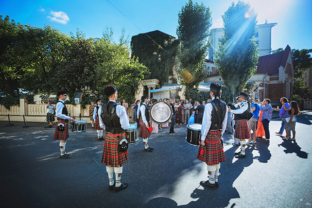 Телевизионная свадьба, жених с оркестром