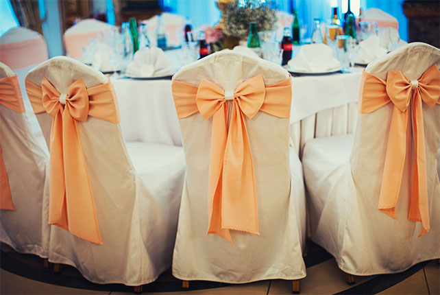 Телевизионная свадьба, украшение стульев