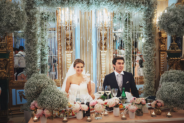 Телевизионная свадьба, молодожены за столом