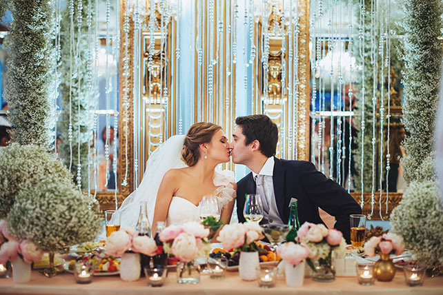 Телевизионная свадьба, молодожены за столом