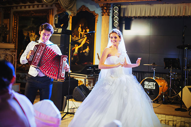 Телевизионная свадьба, выступление жениха и невесты