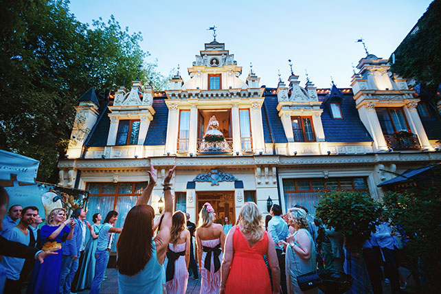 Телевизионная свадьба, невеста бросает букет