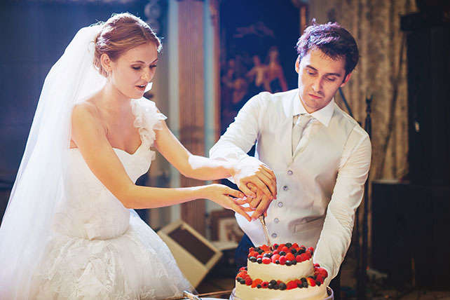 Телевизионная свадьба, разрезание торта