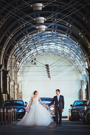 Телевизионная свадьба, жених и невеста на городских улицах