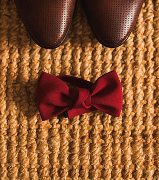 трогательная свадьба, туфли и бабочка жениха