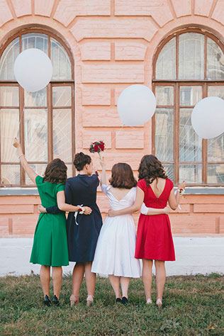 твидовая свадьба, невеста и подружки с воздушными шарами