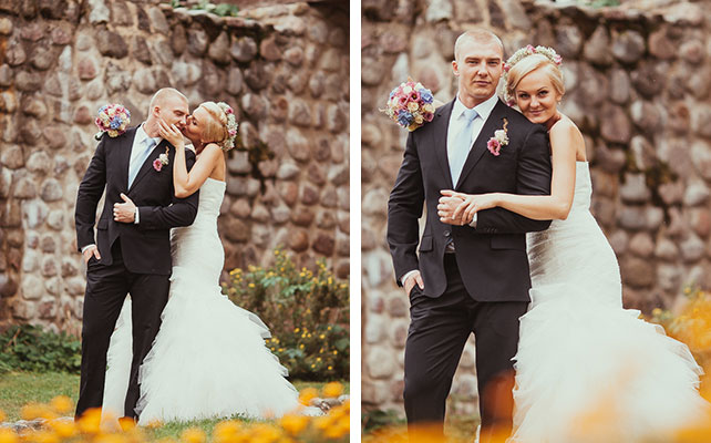 молодожёны на фоне каменной стены