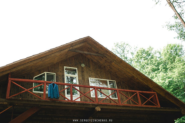 нежная свадьба в усадьбе, костюм жениха висит на веранде