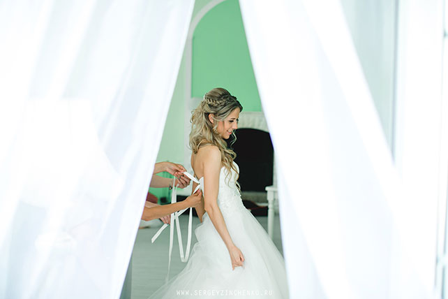 нежная свадьба в усадьбе, невеста надевает платье