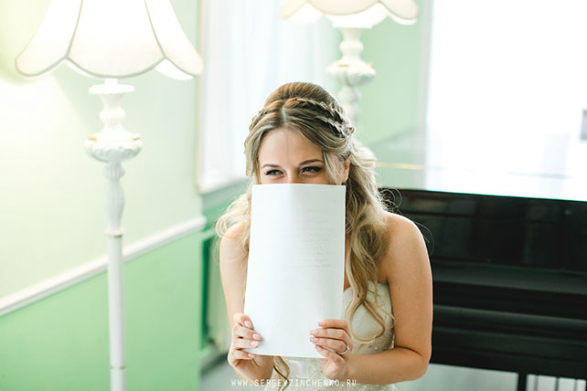 нежная свадьба в усадьбе, реакция невесты на подарок жениха