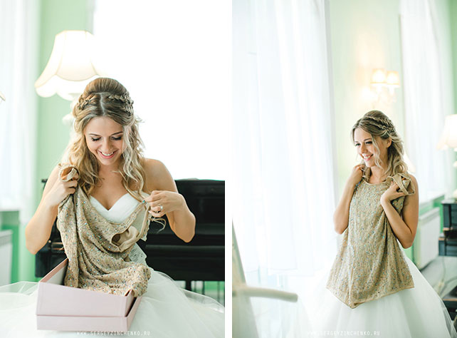 нежная свадьба в усадьбе, невеста открывает подарок от жениха