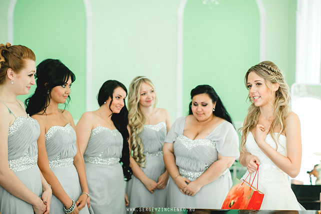 нежная свадьба в усадьбе, невеста дарит подарки подружкам