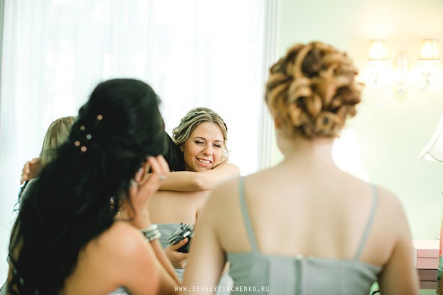 нежная свадьба в усадьбе, невеста дарит подарки подружкам