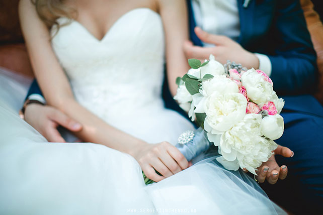 нежная свадьба в усадьбе, фотосессия жениха и невесты, букет невесты из пионов