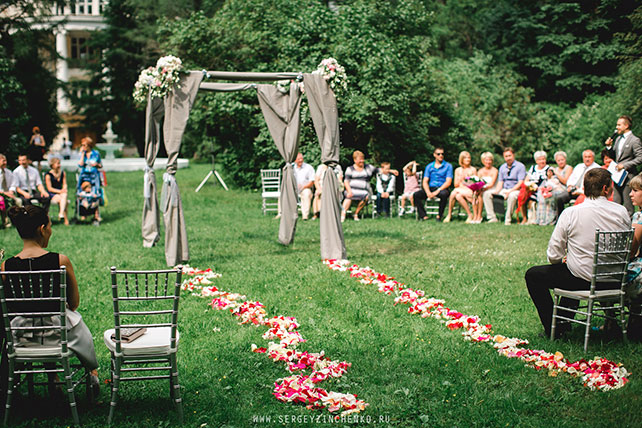 нежная свадьба в усадьбе, декор места торжества, арка с тканью