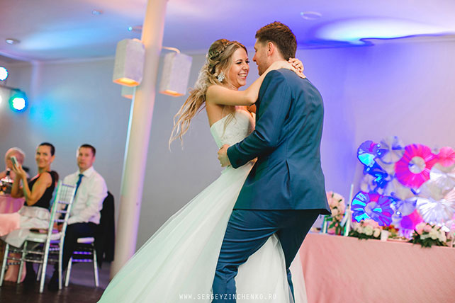 нежная свадьба в усадьбе, танец жениха и невесты