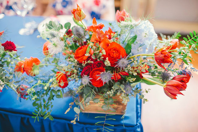 Уютная цветочная свадьба, цветы в деревянной вазе