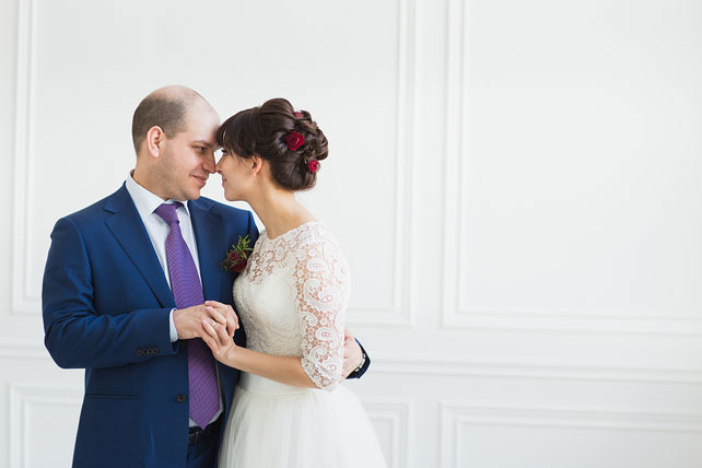 Уютная цветочная свадьба, жених и невеста