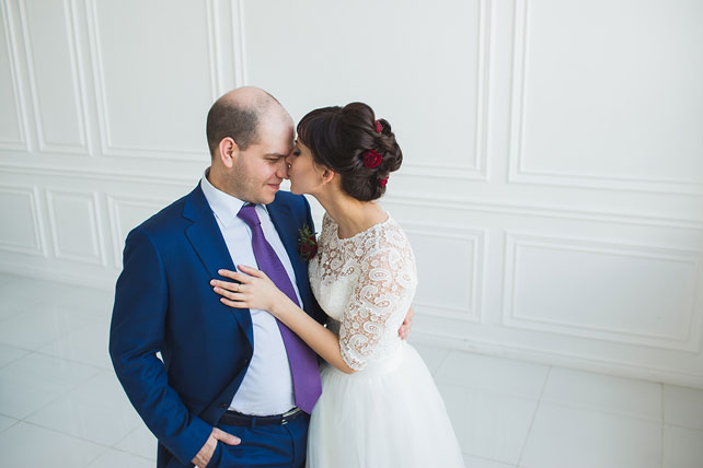 Уютная цветочная свадьба, невеста и жених