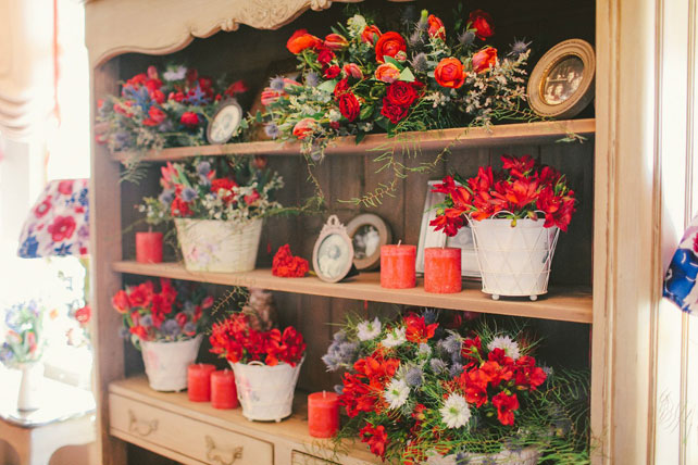 Уютная цветочная свадьба, старинный шкаф