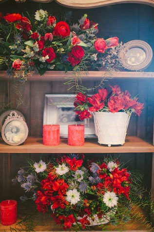 Уютная цветочная свадьба, цветы в оригинальных вазах