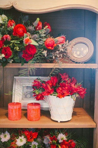 Уютная цветочная свадьба, свечи в декоре