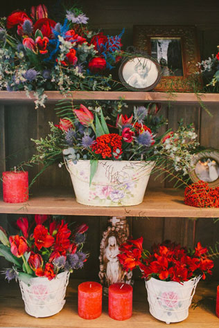 Уютная цветочная свадьба, полки с цветами