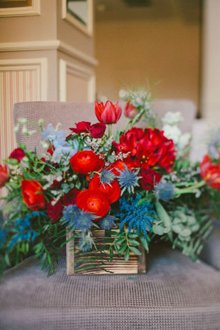 Уютная цветочная свадьба, стул с цветами