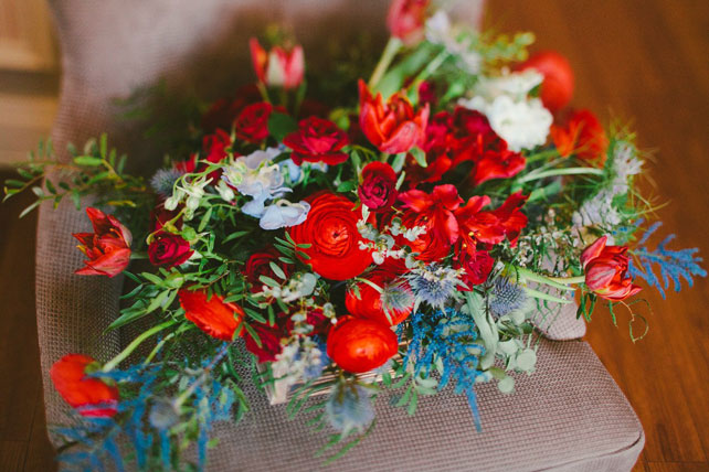 Уютная цветочная свадьба, стулья на свадьбе