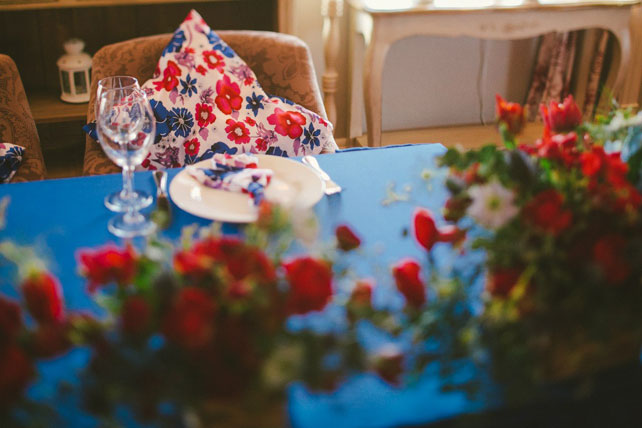 Уютная цветочная свадьба, свадебный стол